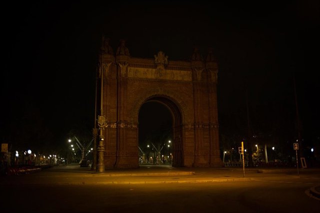 Archivo - Zona del Arc de Triomf vacía al inicio del toque de queda (Archivo)