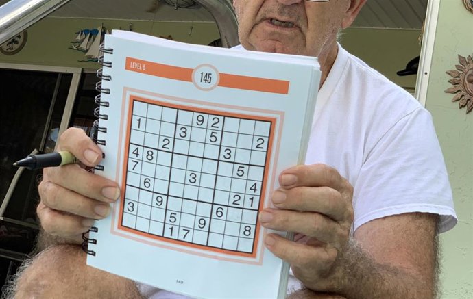 Hombre resolviendo un Sudoku
