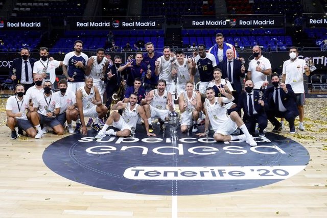 Archivo - El Real Madrid de baloncesto posa con el trofeo de campeón de la Supercopa Endesa 2020