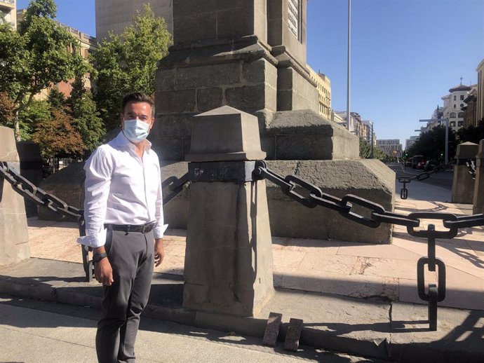 Víctor Serrano junto al monumento al Justiciazgo, donde se acometerán labores de limpieza y reparación en otoño