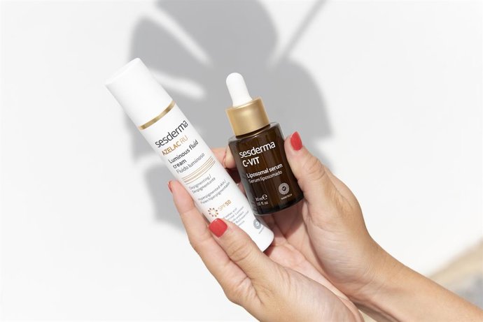 Archivo - AZELAC RU Fluido Luminoso + CVIT Serum