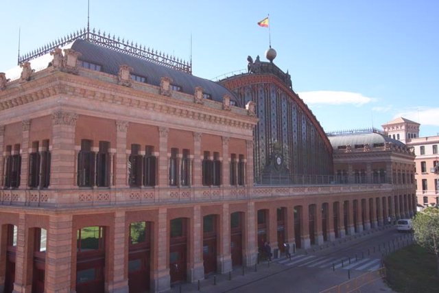 Archivo - Edificio histórico de la estación de tren de Madrid Atocha