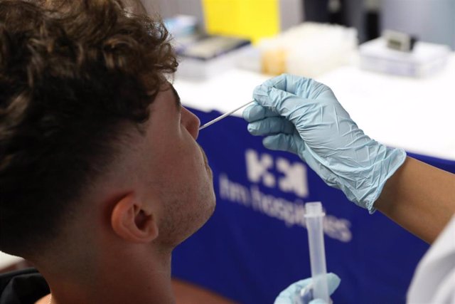 Archivo - Un sanitario realiza un test de antígenos a un hombre