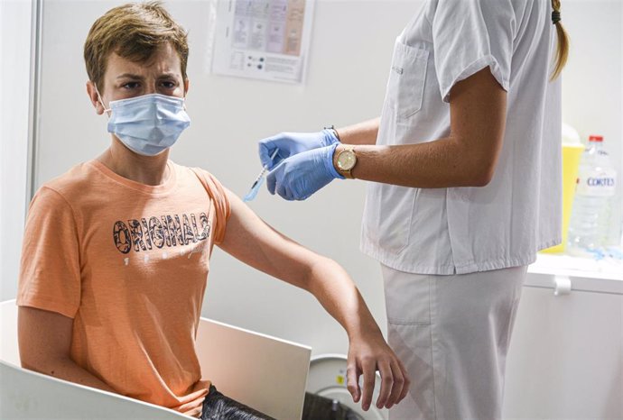 Una sanitaria vacuna contra el Covid a un adolescente, foto de archivo.