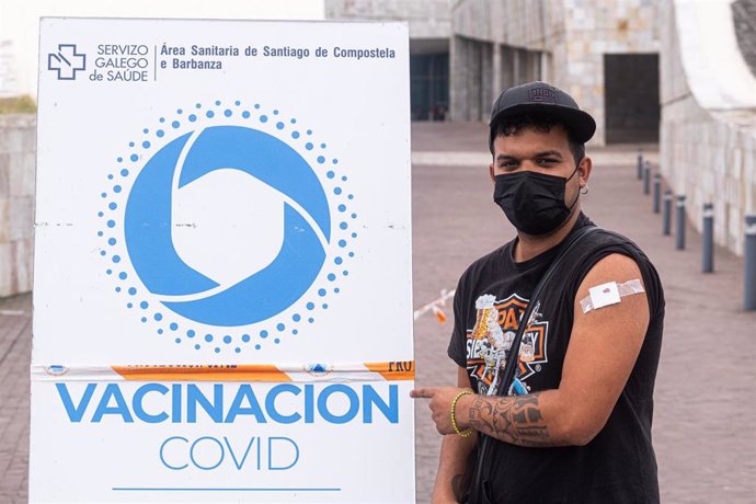 Un joven muestra su brazo tras ser vacunado contra el Covid-19 en el complejo de Cidade da Cultura, en Santiago de Compostela, en julio de 2021.
