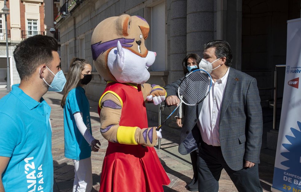 Archivo - El alcalde de Huelva, Gabriel Cruz, con 'Onuba', la mascota de los Mundiales de Bádminton en Huelva, 2021.