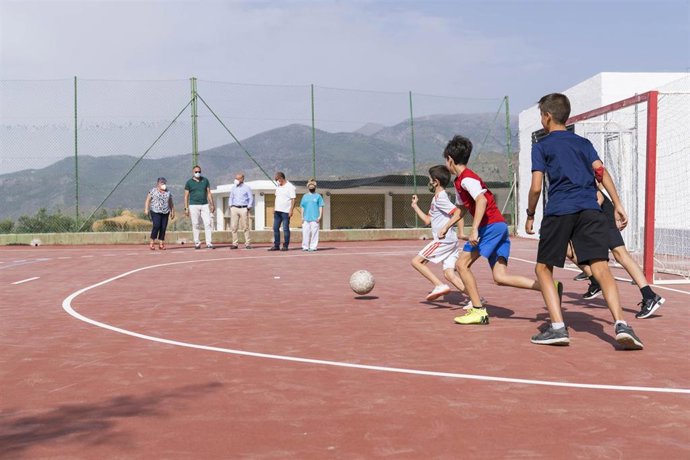 Mejora de la pista polideportiva de Felix (Almería).