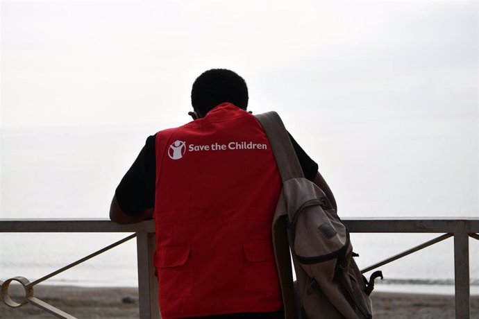 Un joven con un chaleco de Save the Children, en la frontera de Tarajal, a 15 de agosto de 2021, en Ceuta (España). 