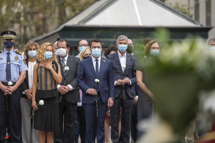 La presidenta del Congreso, Meritxell Batet (i); y el presidente de la Generalitat, Pere Aragons (c); en el aniversario de los atentados del 17 de agosto de 2017, en el Memorial de La Rambla, a 17 de agosto de 2021, en Barcelona, Cataluña, (España). Du