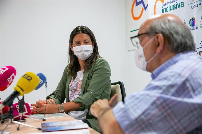 La consejera de Bienestar Social, Bárbara García Torijano, ha visitado la sede de Castilla-La Mancha Inclusiva Cocemfe