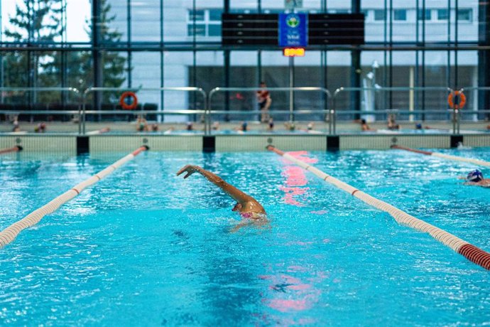 Archivo - Varios nadadores federados entrenan en una de las piscinas públicas del Complejo Deportivo Mendizorrotza, que a partir del día 1 de julio abrirá al público general, en Vitoria-Gasteiz, Álava, País Vasco (España), a 25 de junio de 2020.