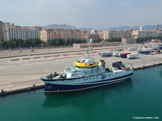 Buque Ángeles Alvariño en el puerto de Málaga