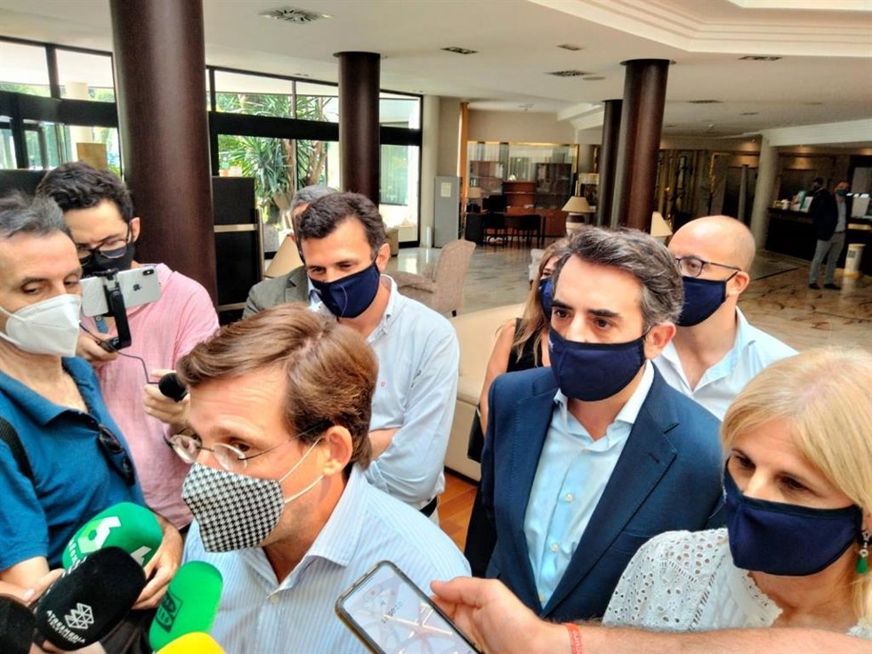 Almeida atiende a los medios en Jerez.