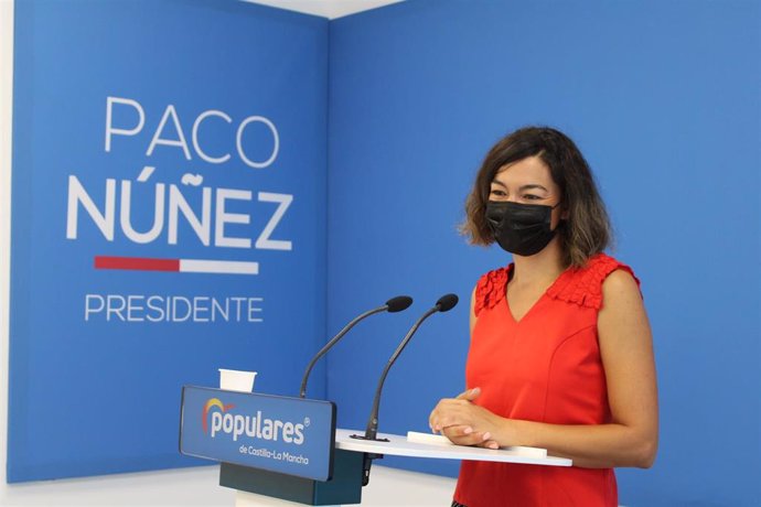 La La vicesecretaria de Igualdad y Familia del PP-CLM, Claudia Alonso, en rueda de prensa.