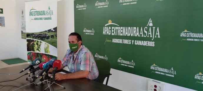 El presidente de APAG Extremadura Asaja, Juan Metidieri, en rueda de pensa