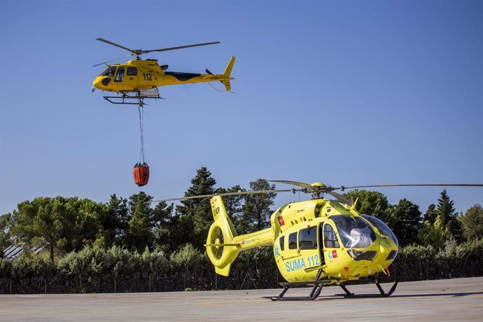 Dos helicópteros en el Parque de Bomberos de Las Rozas, a 17 de agosto de 2021, en Madrid, (España). La visita tiene como objetivo conocer el trabajo efectuado con los medios aéreos disponibles para la prevención y extinción de incendios forestales en l