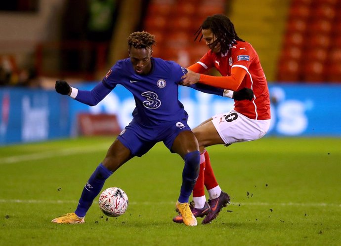 Archivo - 11 February 2021, United Kingdom, Barnsley: Chelsea's Tammy Abraham (L) and Barnsley's Toby Sibbick battle for the ball during the English FA Cup fifth round soccer match between Barnsley and Chelsea at Oakwell. Photo: Martin Rickett/PA Wire/d