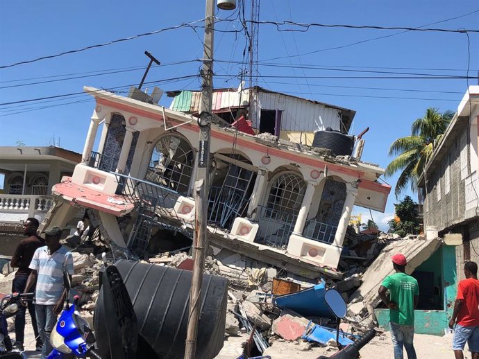 Edificio dañado por el terremoto en Les Cayes, Haití