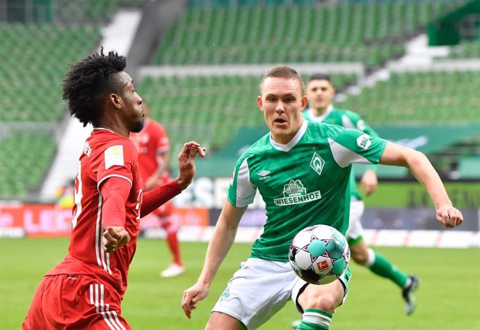 Archivo - Augustinsson disputa un balón a Coman en un Werder Bremen-Bayern de la Bundesliga 2020-2021