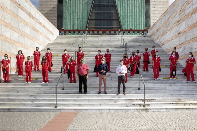El vicepresidente de Cantabria y consejero de Universidades, Igualdad, Cultura y Deporte, Pablo Zuloaga, recibe a las selecciones cántabras femenina y masculoina de minibasket