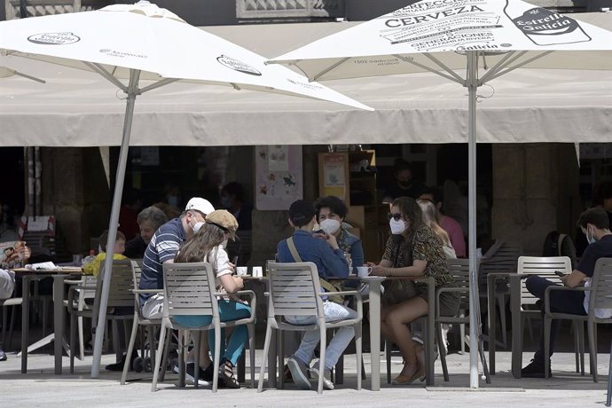 Archivo - Varias personas en la terraza de un bar en A Coruña