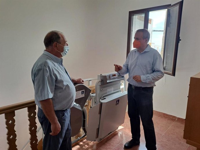 El alcalde de Instinción, Francisco Alex, recibe al delegado de Administración Local de la Junta en Almería, José Luis Delgado.