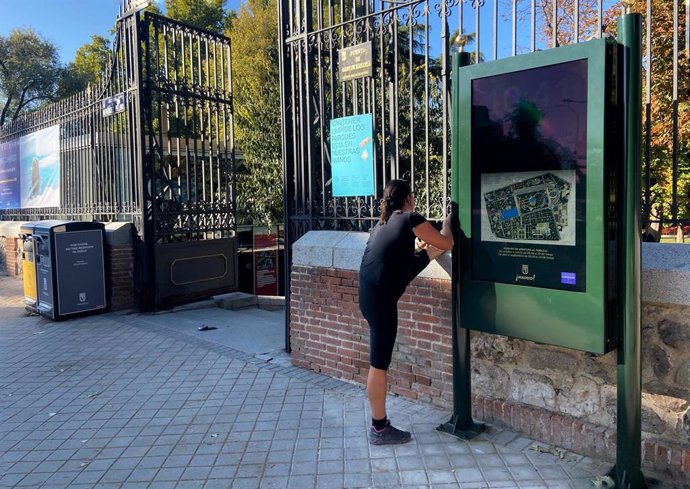 Archivo - Una de las puertas de acceso al Retiro. 