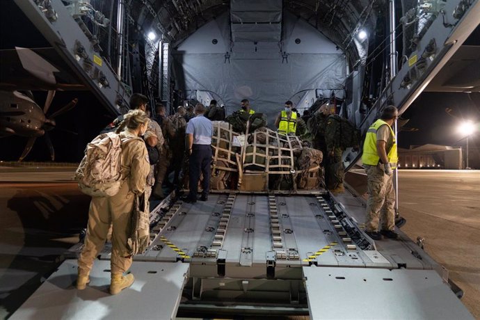 Militares se preparan para subir a uno de los dos aviones A400M de las Fuerzas Armadas minutos antes del despegue en la base de Zaragoza rumbo a Dubái, a 16 de agosto de 2021, en Zaragoza, (España). Este primer avión se empleará en la repatriación de es