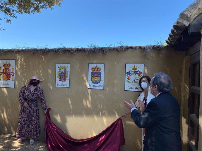 La alcaldesa de Cervatos (izquierda);la Presidenta de la Diputación (derecha) y el embajador de Argentina en España, descubren los escudos en la Casa-Museo del General San Martín).