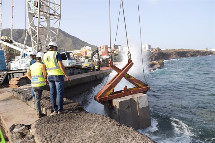 Obras de construcción del dique de Bajamar