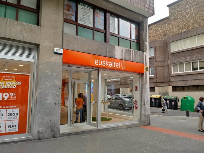 Archivo - Establecimiento de Euskaltel en Bilbao (Santutxu)