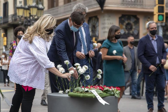 Illa deposita flores blancas en el aniversario de los atentados