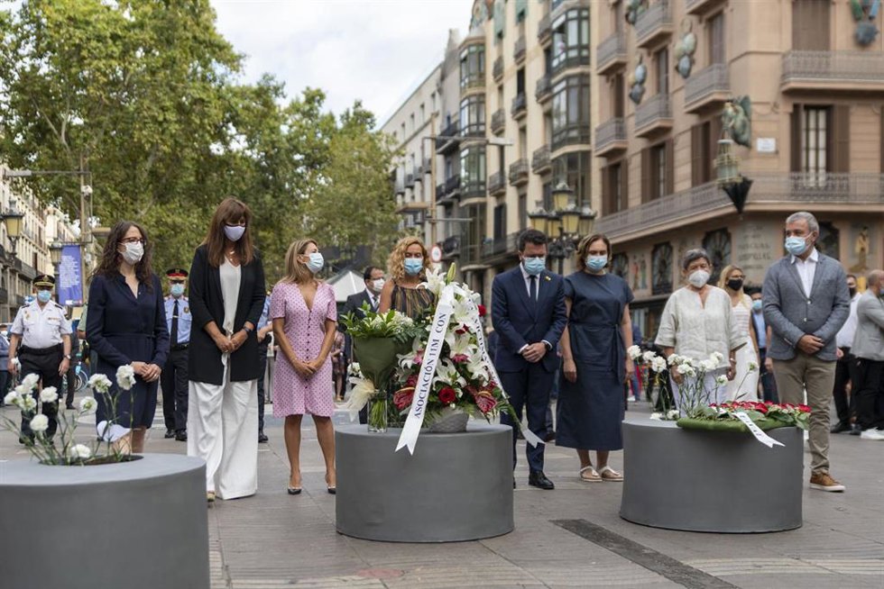 La presidenta del Parlament, Laura Borrs (2i); la presidenta del Congreso, Meritxell Batet (4i); el presidente de la Generalitat, Pere Aragons (5i); la alcaldesa de Barcelona, Ada Colau (6i); y el primer teniente de alcalde de Barcelona, Jaume Collbon