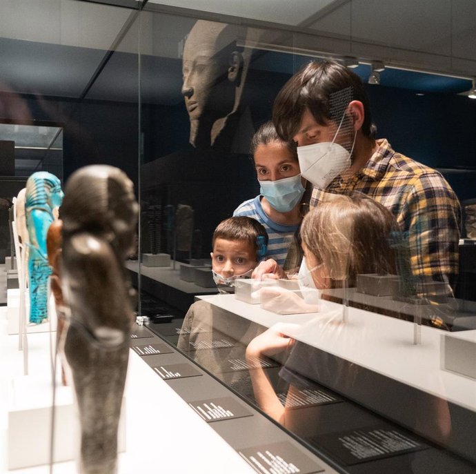 Archivo - Visitantes a la muestra 'Faraón. Rei de Exipto'