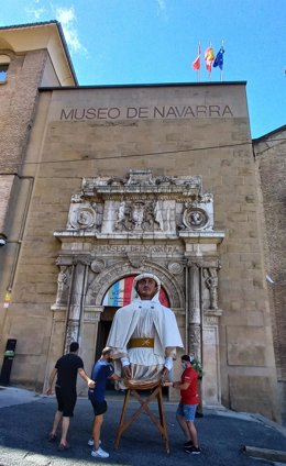 Un gigante frente a la puerta del Museo de Navarra.