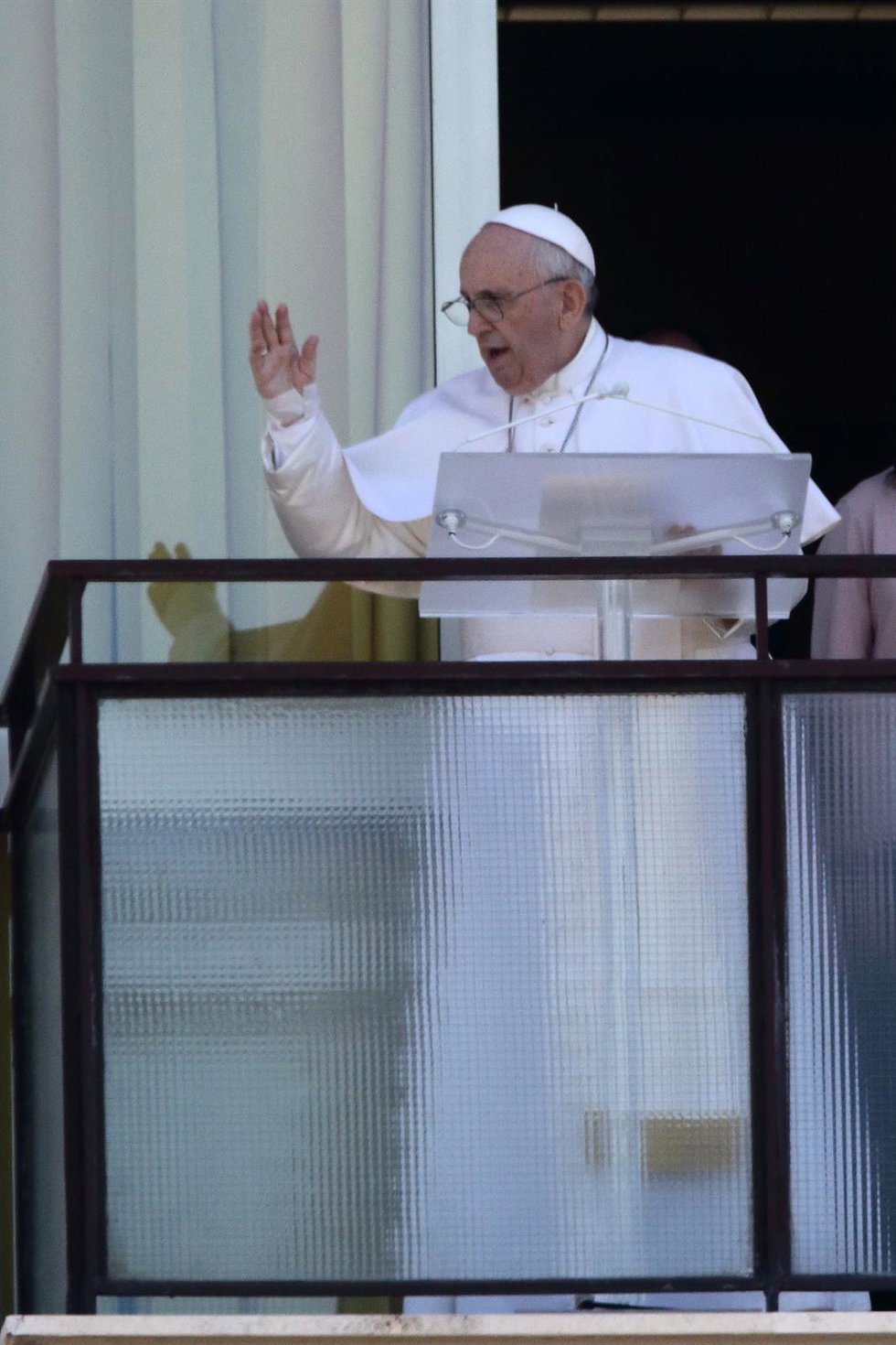 Archivo - El papa Francisco, durante el rezo del ángelus, desde el hospital Policlinico Gemelli, donde permanece ingresado, a 11 de julio de 2021, en Roma (Italia).