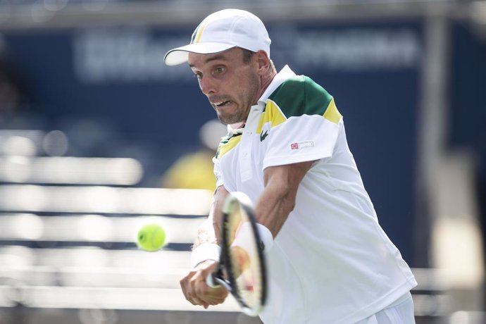 12 August 2021, Canada, Toronto: Spanish tennis player Roberto Bautista Agut in action against Argentina's Diego Schwartzman during their Men's Singles round of 16 tennis match of the 2021 National Bank Open tennis tournament. Photo: Chris Young/The Can