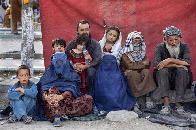 Una familia afgana espera en Kabul a la espera de ser evacuada.