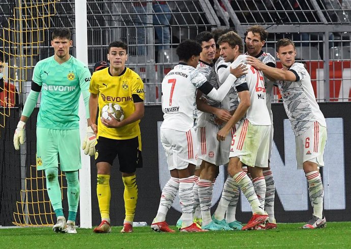 Thomas Muller celebra el gol ante el Dortmund en la Supercopa de Alemania, rodeado de sus compañeros