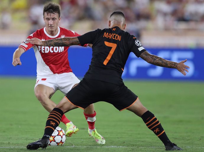 17 August 2021, France, Monaco: Monaco's Aleksandr Golovin (L) and Shakhtar's Maycon battle for the ball during the UEFA Champions League play-off soccer match between AS Monaco and Shakhtar Donetsk at Stade Louis II. Photo: Jonathan Moscrop/CSM via ZUM