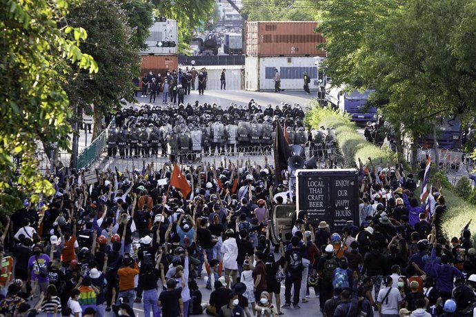 16 August 2021, Thailand, Bangkok: Protesters gather on the streets in front of riot policemen during an anti-government demonstration demanding Prime Minister, Prayut Chan-o-cha to step down. Photo: Chaiwat Subprasom/SOPA Images via ZUMA Press Wire/dpa