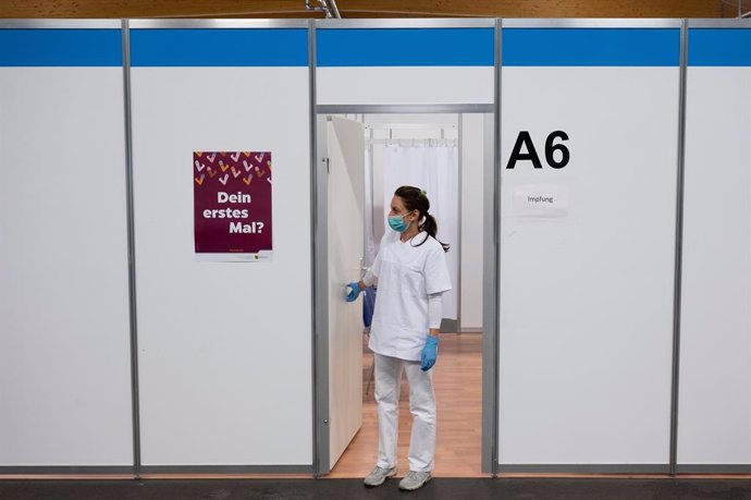 23 July 2021, Saxony, Loebau: Melanie Ruoff, vaccination assistant, stands in front of an empty vaccination booth at the Loebau vaccination centre. Data from Johns Hopkins University and Bloomberg News showed today, Friday, that 87.9 million doses of va