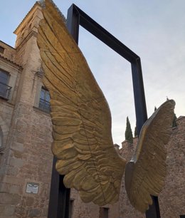 Archivo - La Puerta de Bisagra acoge la escultura 'Alas de México' de Jorge Marín.