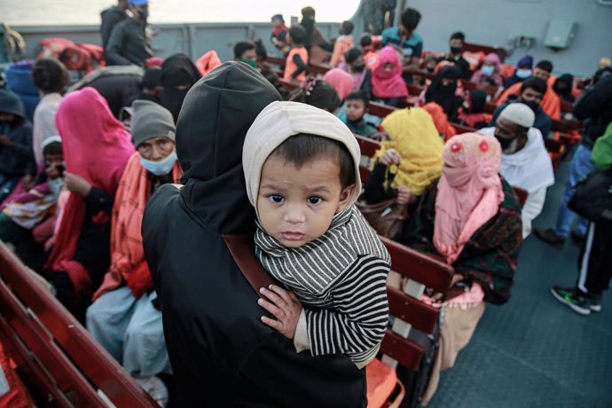 Archivo - Un grupo de refugiados rohingyas a bordo de una embarcación.