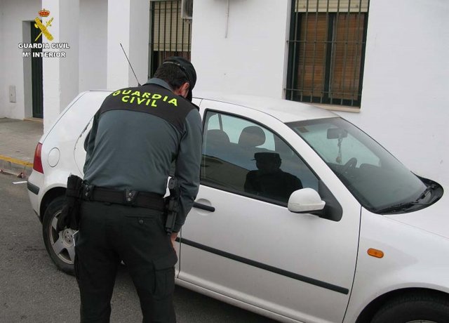 Archivo - Un agente de la Guardia Civil de Isla Cristina (Huelva).