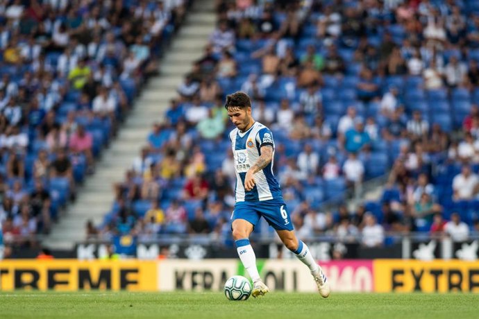 Archivo - Lluis Lopez of Espanyol during tha spanish league, La Liga, football match played between RCD Espanyol and Sevilla FC at RCDE Stadium in Barcelona, Spain, on August 18, 2019.