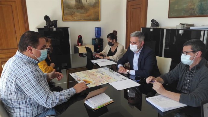 Imagen de archivo de una reunión del alcalde de Martos, Víctor Torres, con el delegado de Educación, Antonio Sutil