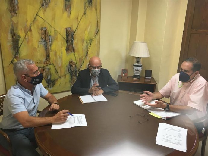 Reunión entre el promotor de 'Canarias, 1500 Km de Costa' Sebastián Quintana, y el diputado del Común, Rafael Yanes