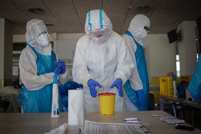 Archivo - Voluntarios en una residencia geriátrica (Archivo)