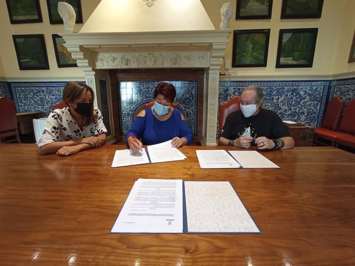 Ana Peñalosa (i), Clara Luquero y Javier Moratalla.